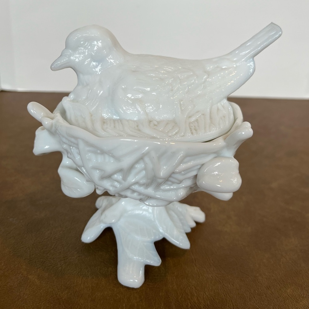 Vintage Westmoreland Milk Glass Bird in Nest Covered Candy/Trinket Dish - Picture 3 of 9